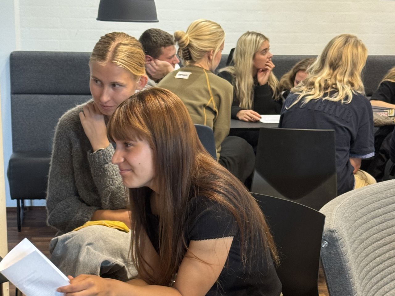 Erica taler med eleverne på Vejle Idrætshøjskole