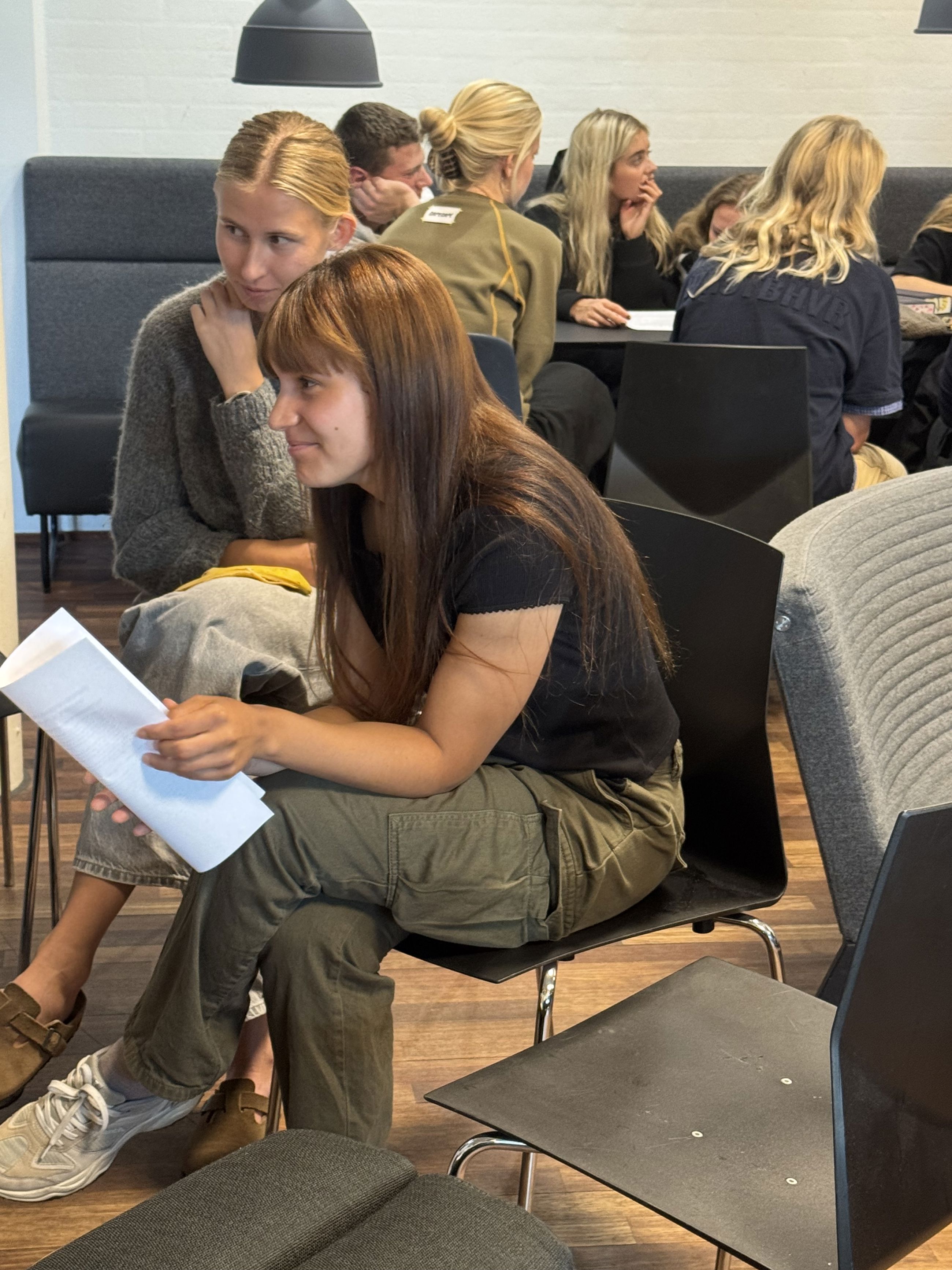 Erica taler med eleverne på Vejle Idrætshøjskole