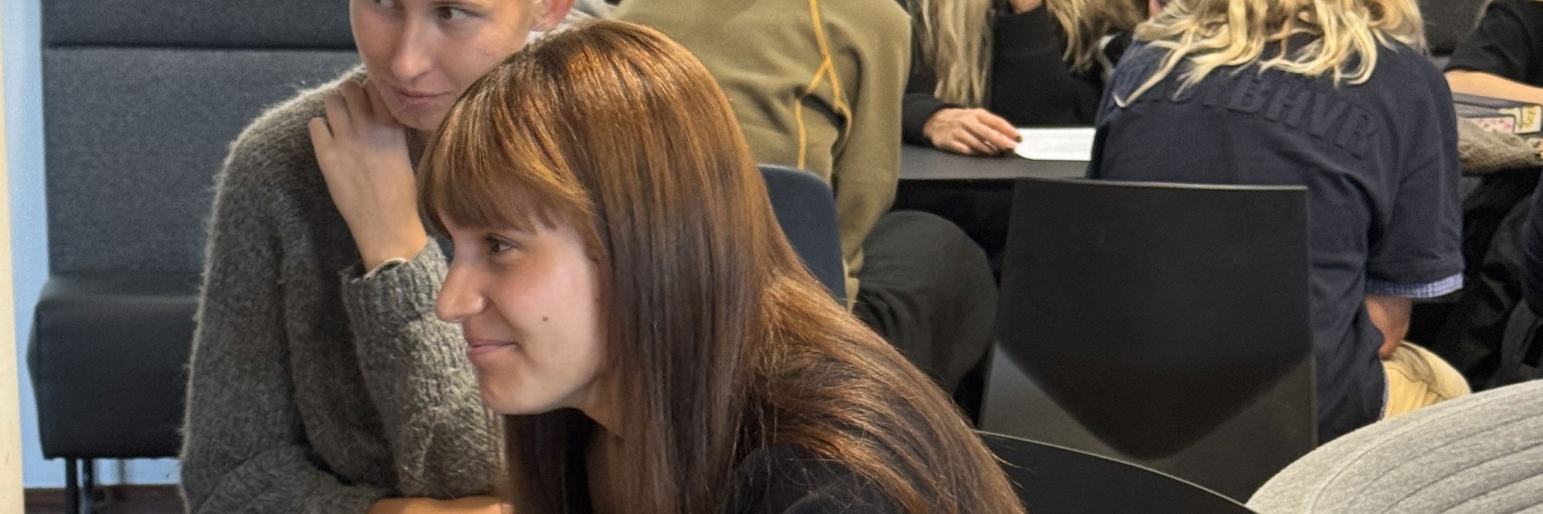 Erica taler med eleverne på Vejle Idrætshøjskole